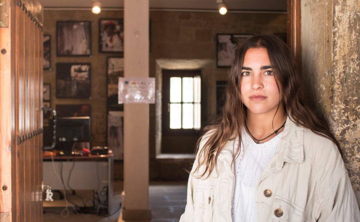 Raquel Parrado, en la puerta del servicio abierto en los arcos del Ayuntamiento. 