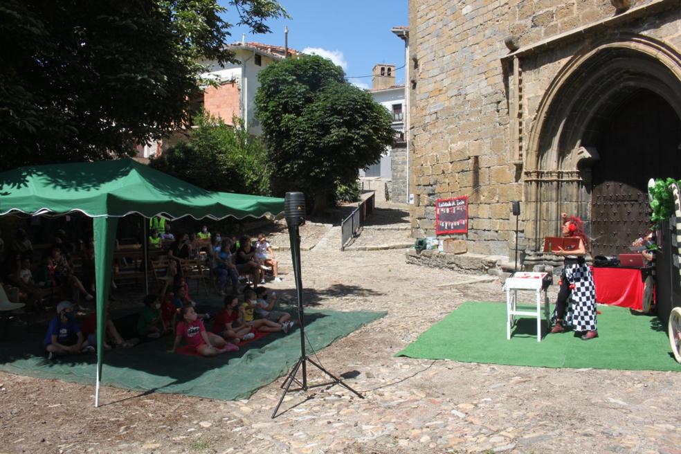 Peloponeso Teatro abrió la jornada de ayer con sus cuentos teatralizados ante el público infantil en el fosal de San Pedro. 