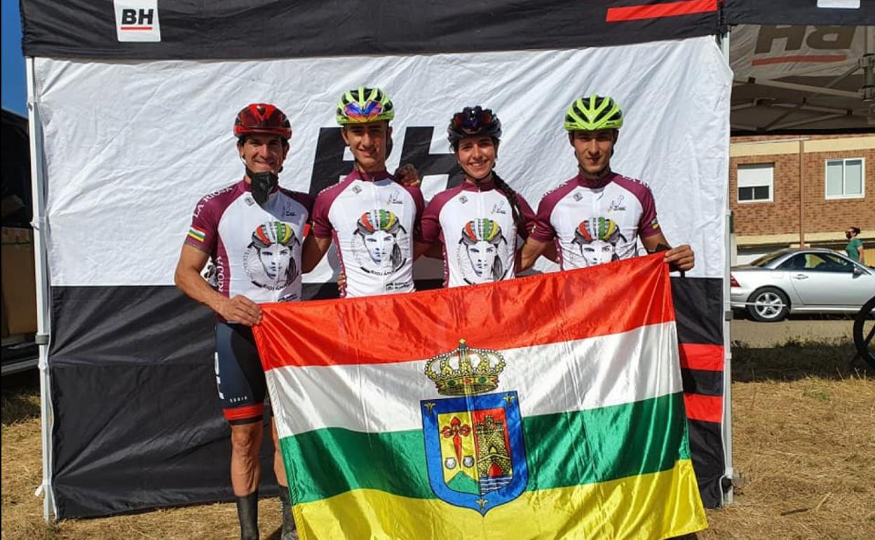 Coloma con Marín, Pascual y Montalvo, el equipo riojano que disputó ayer el 'team relay' en Sabiñánigo. 