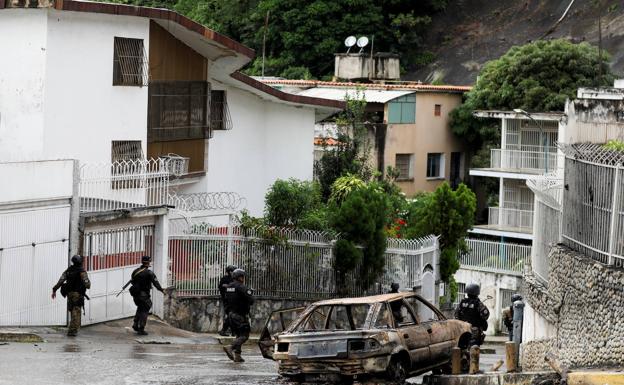 Miembros de las fuerzas especiales recorren las calles de la Cota 905 en su enfrentamientto con las bandas de delincuentes.