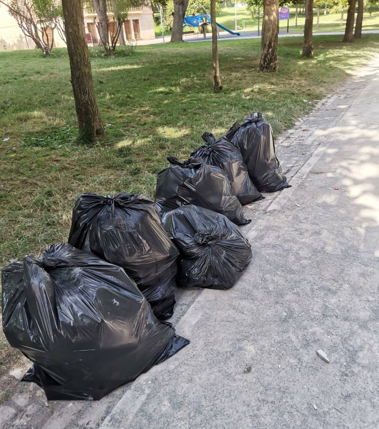 Imagen secundaria 2 - Los restos del botellón.