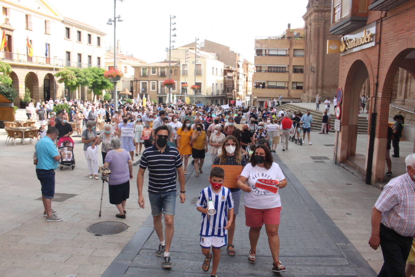 Unas 600 personas marchan por la Sanidad en Alfaro demandando pediatras y médicos