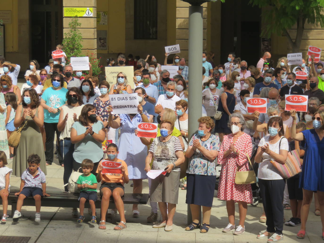 Unas 600 personas marchan por la Sanidad en Alfaro demandando pediatras y médicos