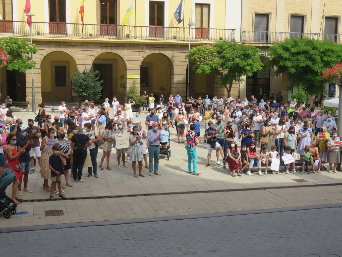 Unas 600 personas marchan por la Sanidad en Alfaro demandando pediatras y médicos