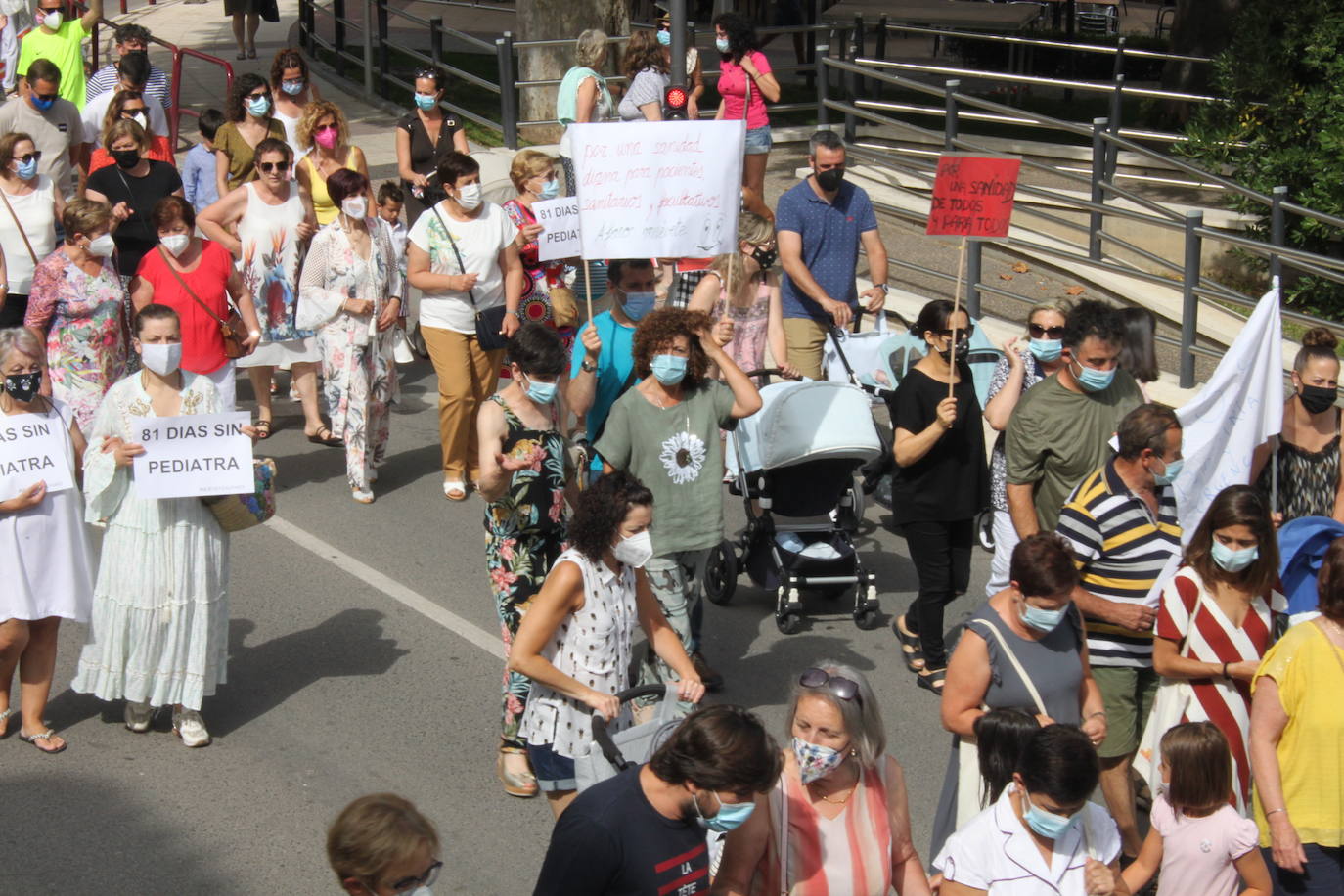 Unas 600 personas marchan por la Sanidad en Alfaro demandando pediatras y médicos