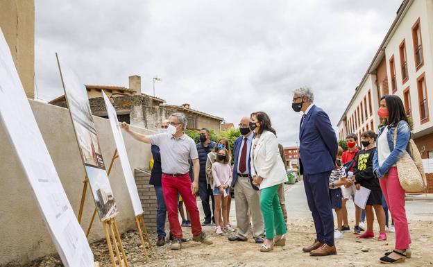 Imagen principal - Primera piedra del colegio Casalarreina, una «demanda histórica» del municipio