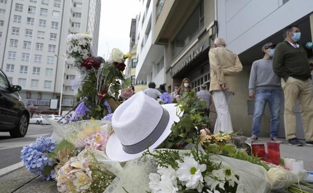 Flores y objetos en el altar colocado en la acera donde fue golpeado Samuel. 