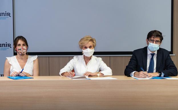 Rosa Fernández y Carmen Quintanilla, de AFAMMER, con Gabriel García-Prieto, de UNIR. 