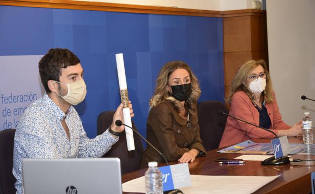 El vicepresidente de la Asociación de Librerías de La Rioja, Diego Ochoa, Irene Cerezo, y la secretaria general de FER, Comercio, Adelaida Alútiz. 