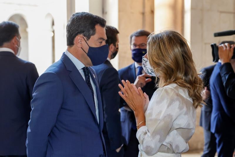 El presidente de Andalucía, Juanma Moreno, conversa con la vicepresidenta segunda y ministra de Trabajo y Economía Social, Yolanda Díaz Pérez