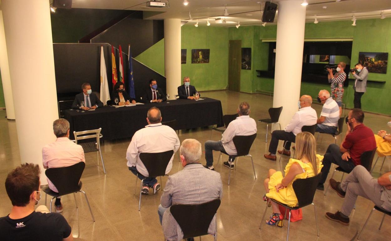 Imagen de la reunión mantenida entre Gobierno riojano, Ayuntamiento y empresarios el pasado miércoles. 