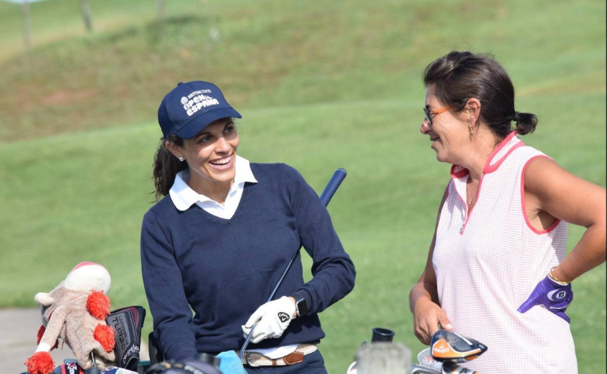 Dos jugadoras, en el torneo anterior de la Liga Golf y Vino. 