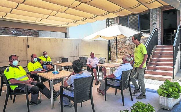 Millán atiende a los clientes en la terraza del bar.