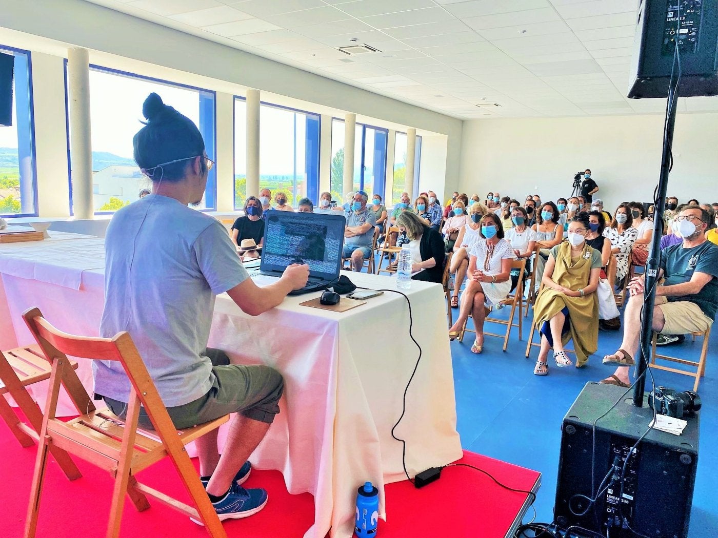 El ceramista Takashi Matsuo imparte su taller en la XIII Feria de Alfarería y Cerámica de Navarrete. 