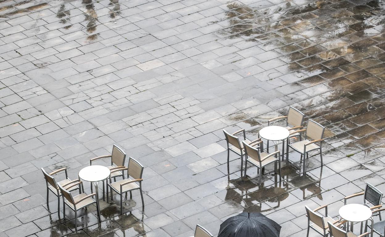 Imagen de archivo de una terraza de la plaza del Mercado de Logroño. 