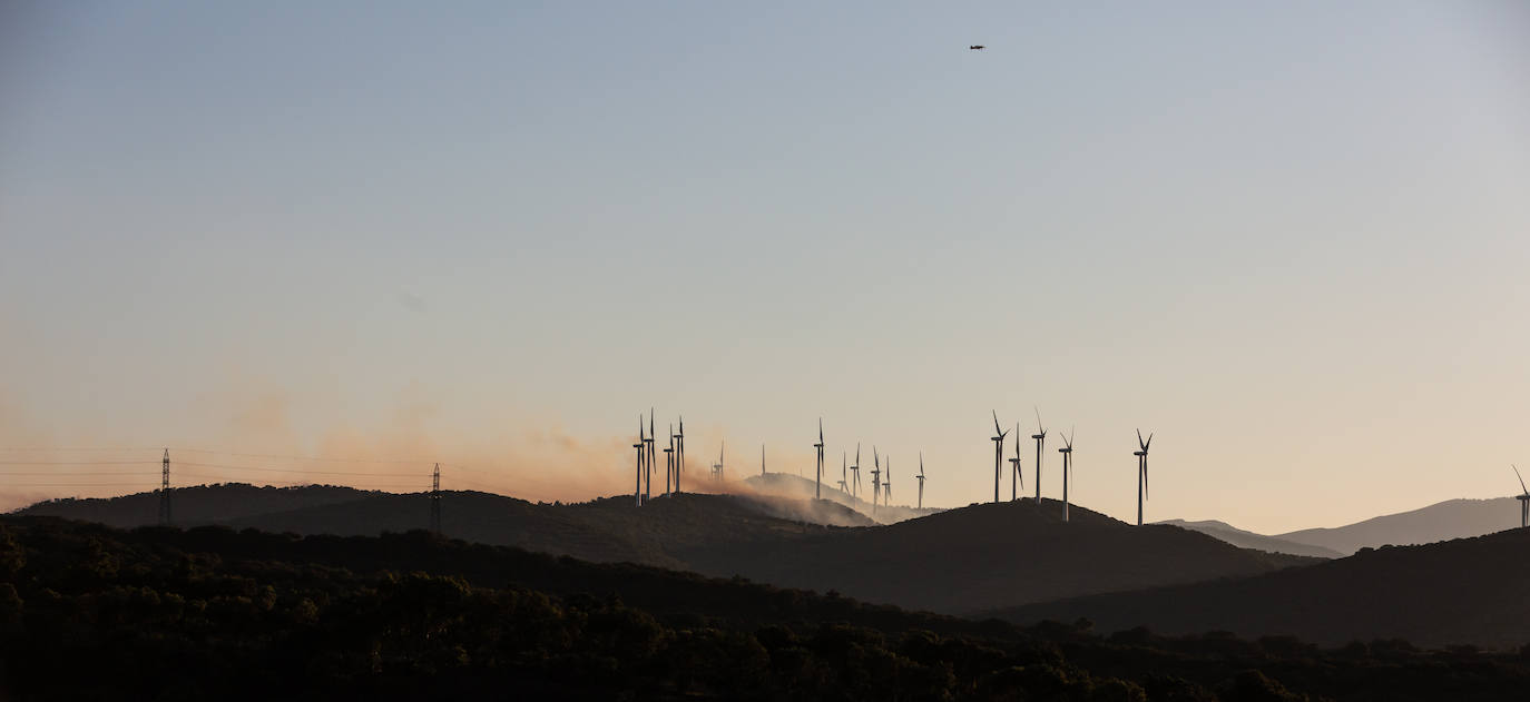 Fotos: La Rioja pide el despliegue de varios helicópteros, aviones e hidroaviones para la extinción del incendio en el Yerga