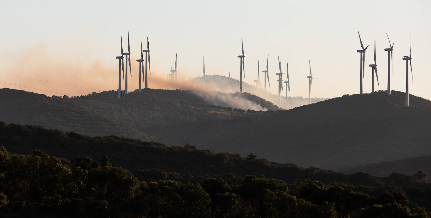 Fotos: La Rioja pide el despliegue de varios helicópteros, aviones e hidroaviones para la extinción del incendio en el Yerga