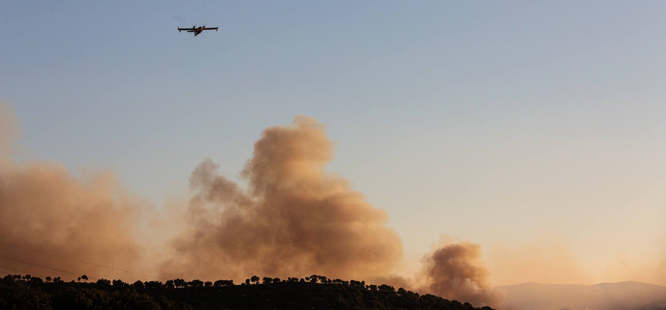 Fotos: La Rioja pide el despliegue de varios helicópteros, aviones e hidroaviones para la extinción del incendio en el Yerga