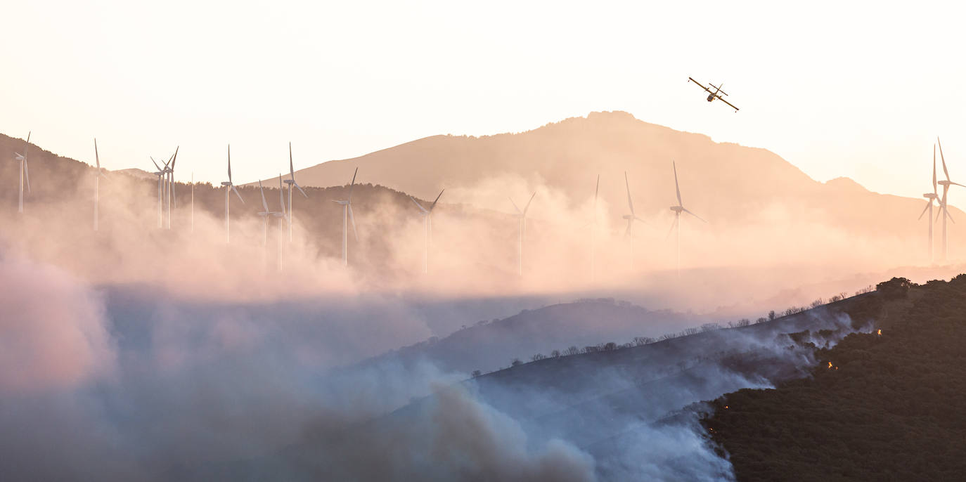 Fotos: La Rioja pide el despliegue de varios helicópteros, aviones e hidroaviones para la extinción del incendio en el Yerga