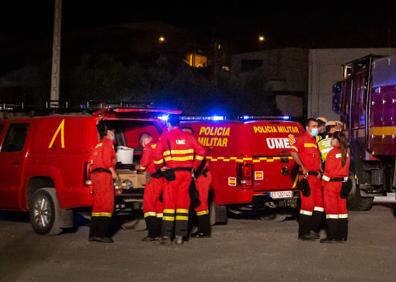 Imagen secundaria 1 - Equipos de extinción de incendio, durante la noche