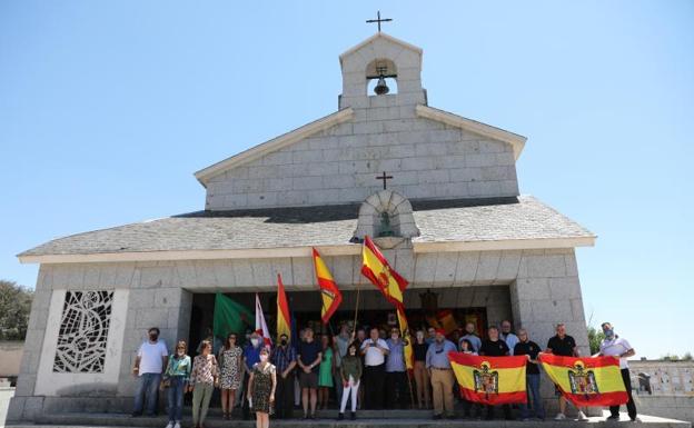 Varios simpatizantes del franquismo, frente al panteón de la familia Franco, en el cementerio de Mingorrubio 