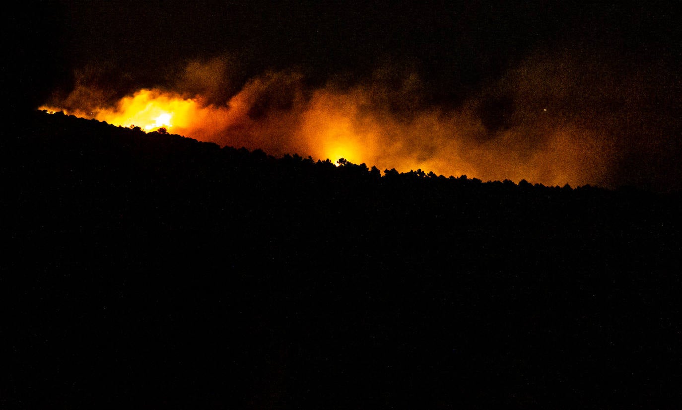 Fotos: Noche de lucha contra el incendio de Yerga