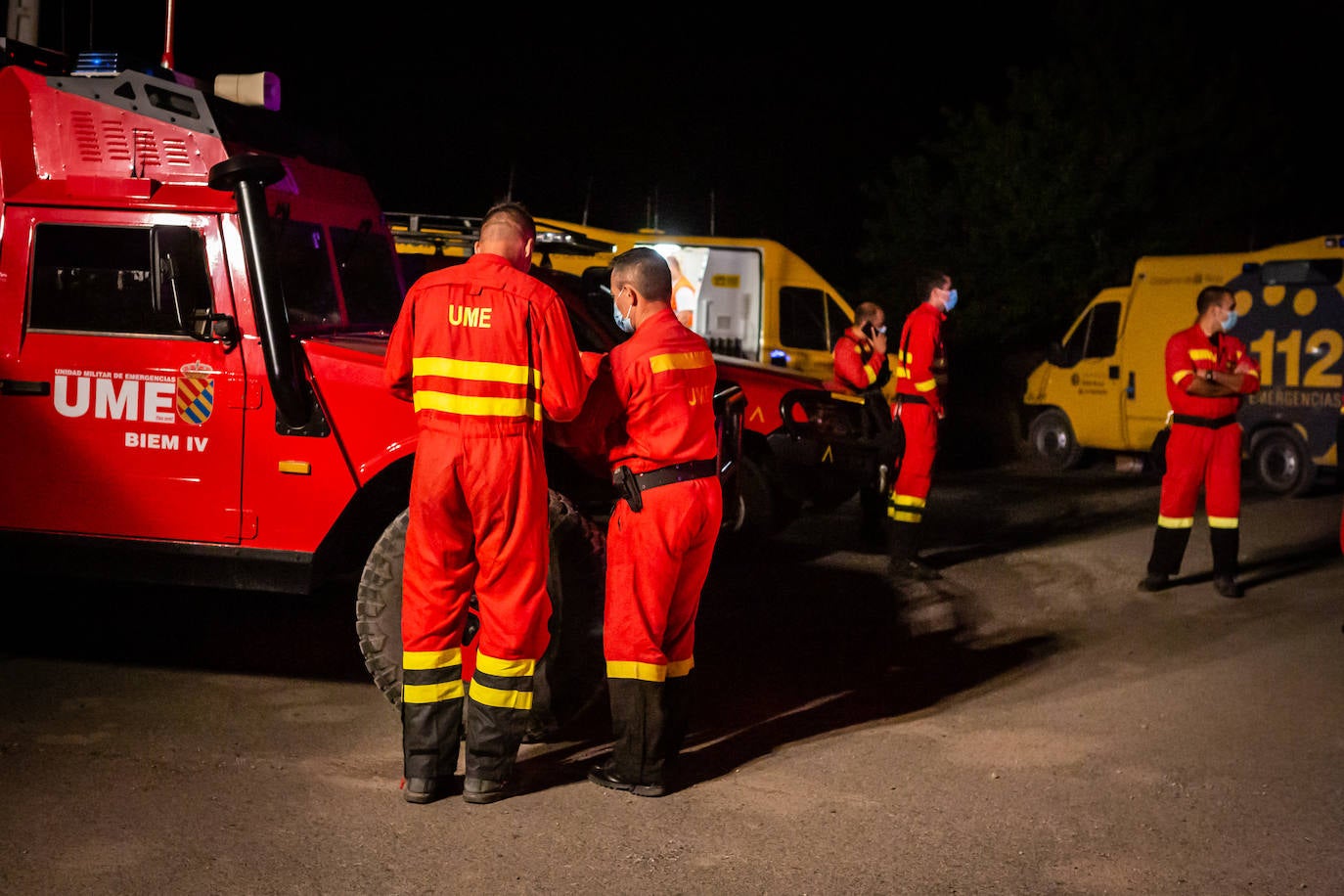 Fotos: Noche de lucha contra el incendio de Yerga