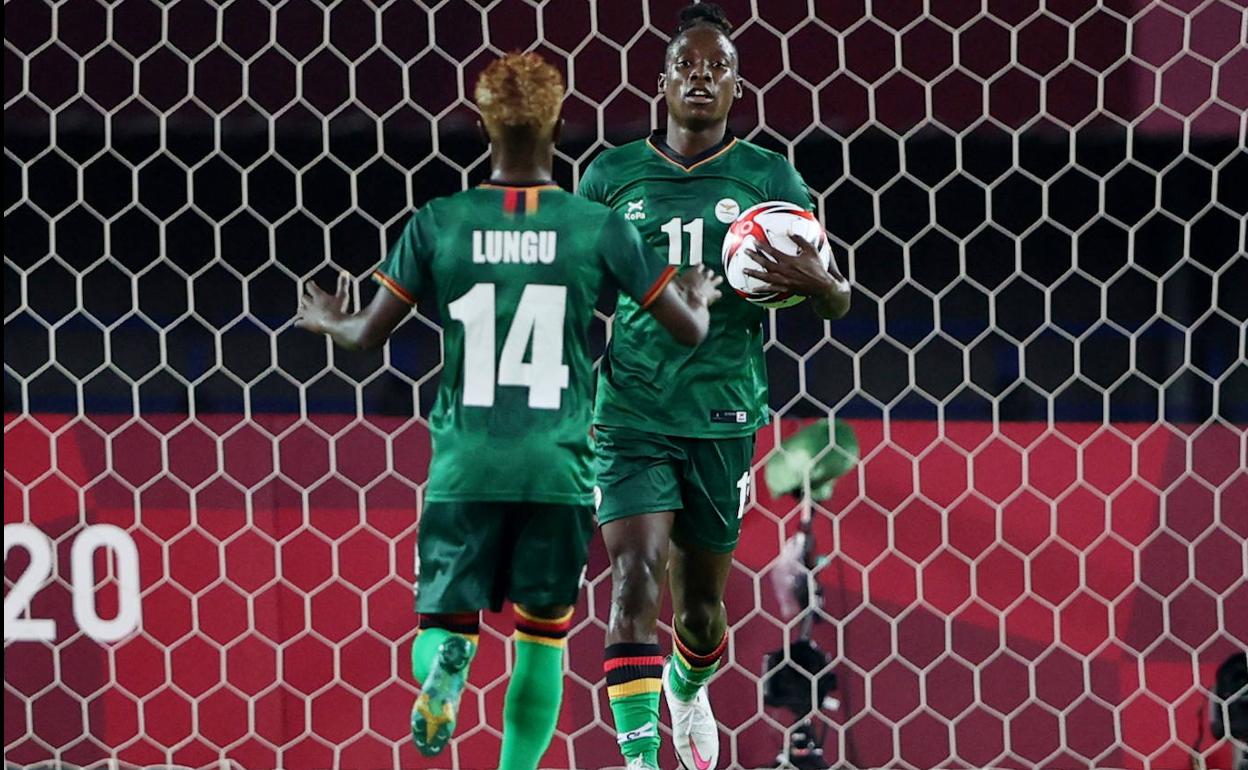 Barbra Banda, tras anotar uno de sus tres goles. 