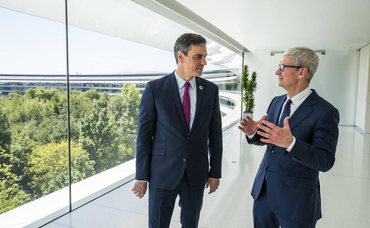 Pedro Sánchez charla con Tim Cook. 