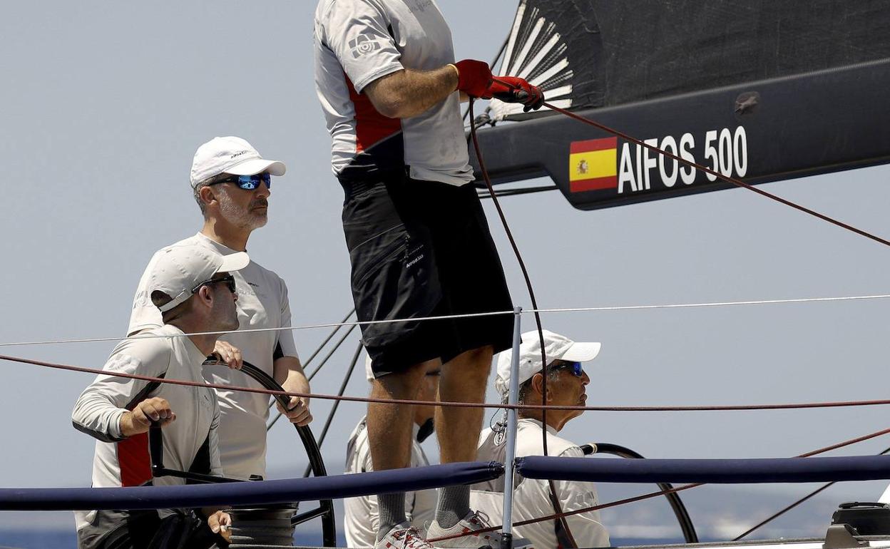 El rey Felipe, junto a la tripulación a bordo del Aifos 500, hace un par de años.