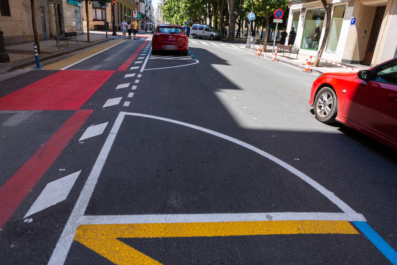 Fotos: Coches, peatones y bicicletas, entre los colores en la calzada de Duquesa de la Victoria