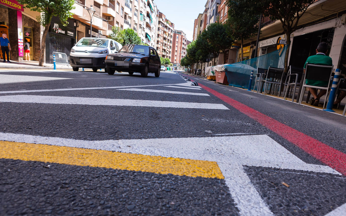 Fotos: Coches, peatones y bicicletas, entre los colores en la calzada de Duquesa de la Victoria