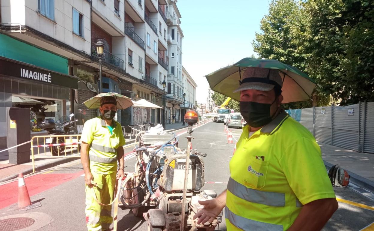 Dos operarios trabajan a pleno sol en Duquesa de la victoria. 