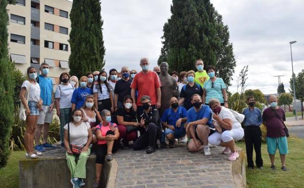 Imagen principal - Arriba, foto de familia en el Monumento al Peregrino. Abajo, junto a la Rosaleda del Camino, en la entrada a La grajera y, a la derecha, Emilio, con 73 años, y Pilar Fernández, de 84, la veterana del grupo. 