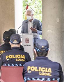 Imagen secundaria 2 - Arriba, intervención de Eva Tobías en el patio de la Comisaría, en Ruavieja, y, abajo, foto de familia con el alcalde, que también dedicó unos palabras a los nuevos agentes . 