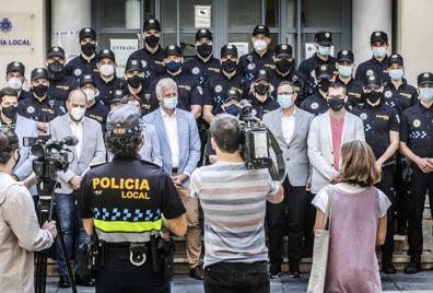 Imagen secundaria 1 - Arriba, intervención de Eva Tobías en el patio de la Comisaría, en Ruavieja, y, abajo, foto de familia con el alcalde, que también dedicó unos palabras a los nuevos agentes . 