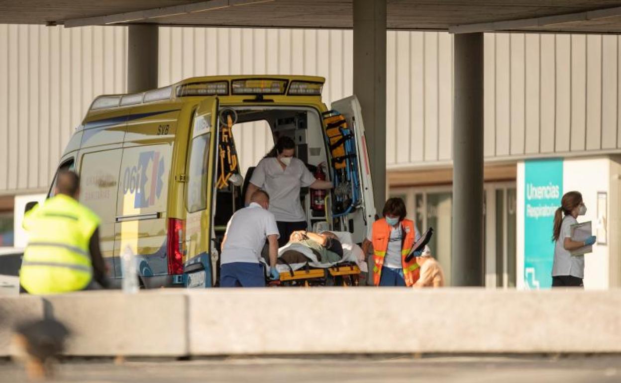 Una ambulancia traslada a un contagiado al hospital de Lugo. 