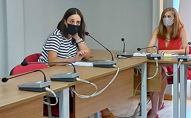 González observa a Martínez durante una intervención.