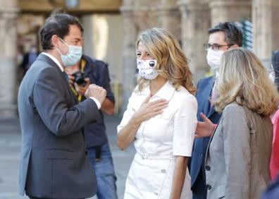 Imagen secundaria 1 - Abucheos a Sánchez y aplausos al Rey a su llegada a la Plaza Mayor de Salamanca