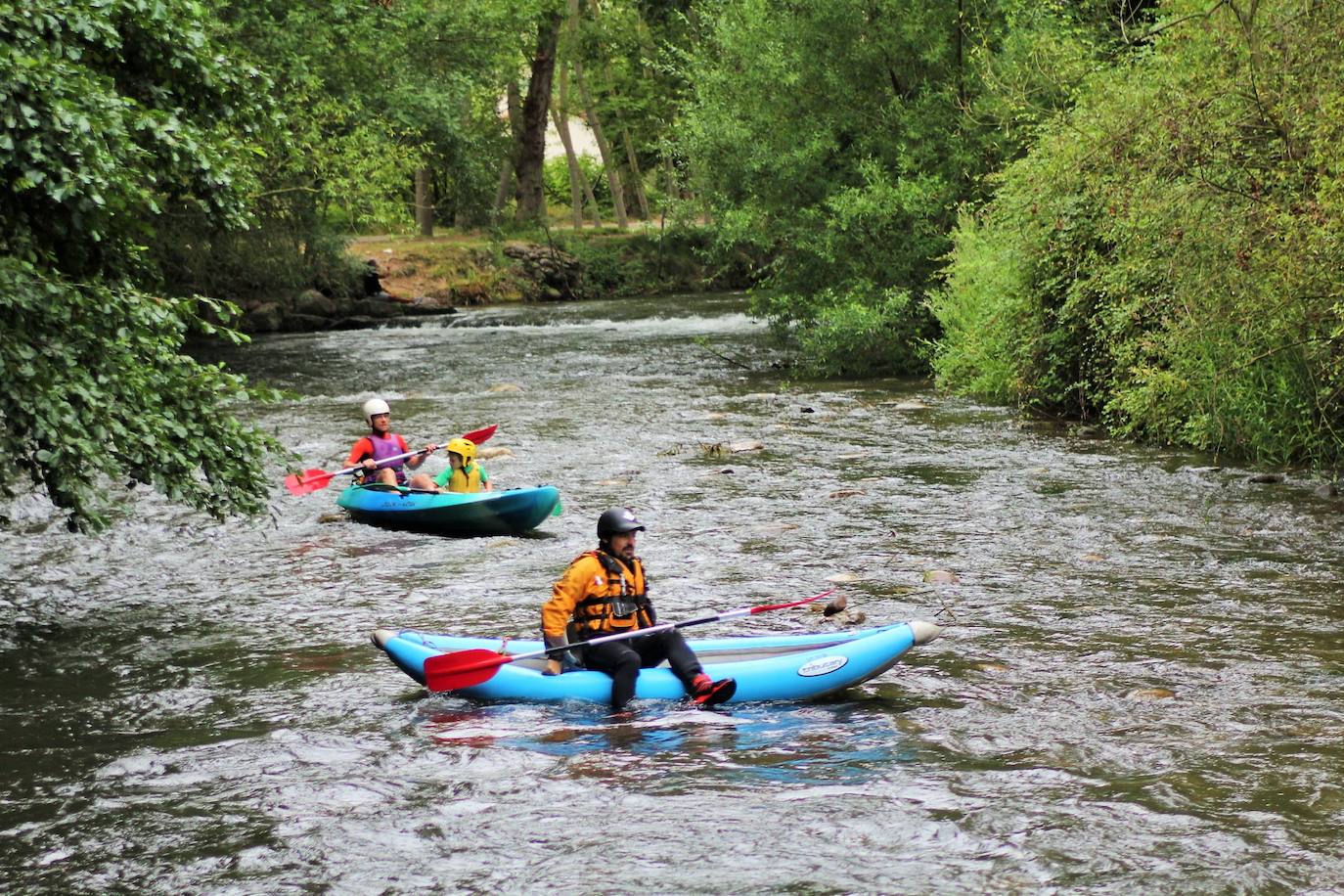 Más de un centenar de personas han participado en el descenso del río. 