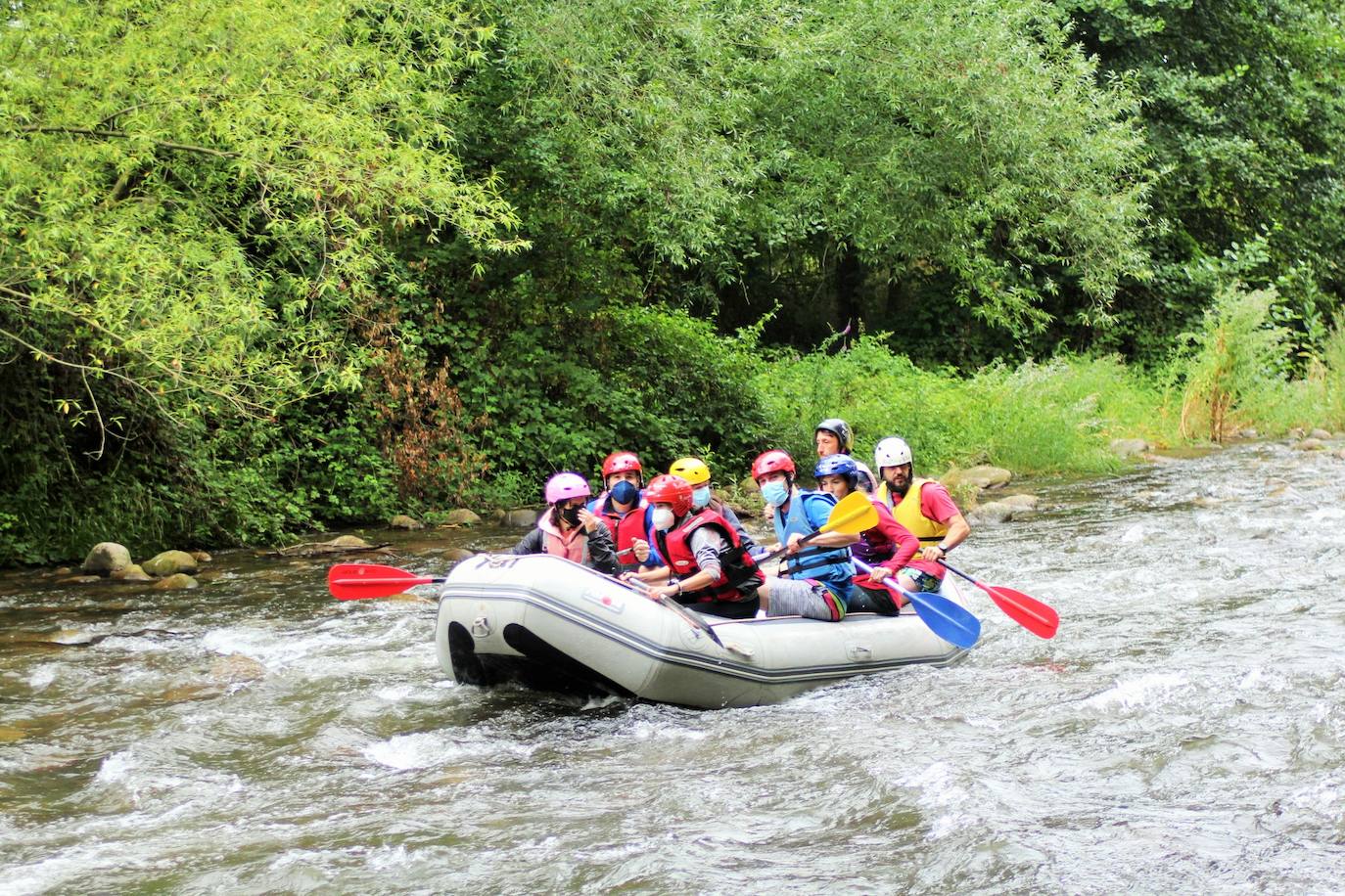 Más de un centenar de personas han participado en el descenso del río. 