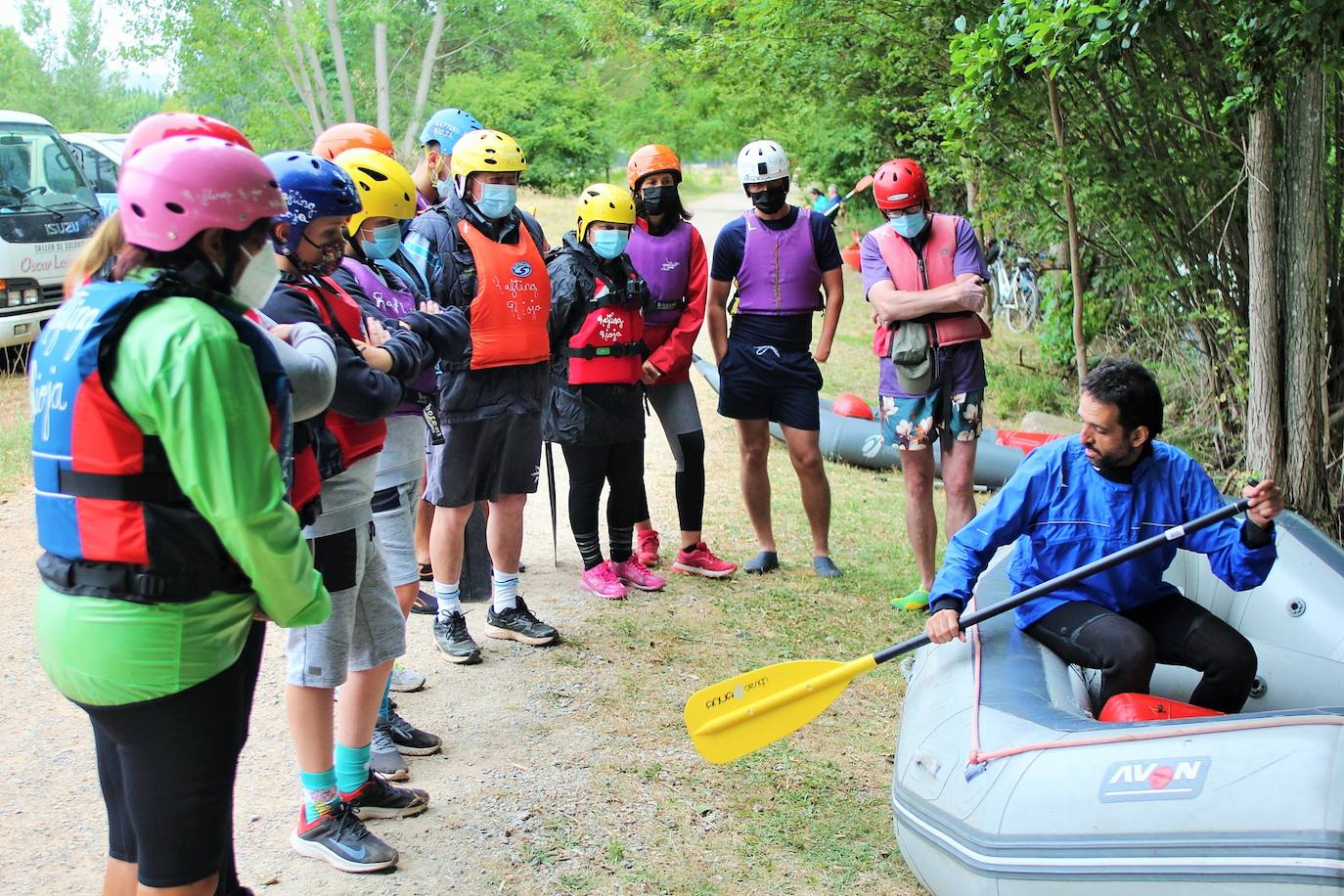 Más de un centenar de personas han participado en el descenso del río. 