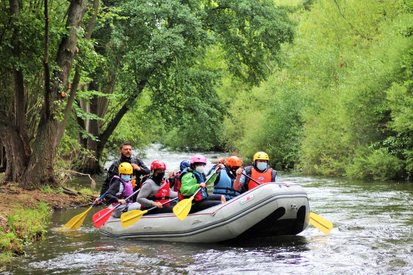 Más de un centenar de personas han participado en el descenso del río. 
