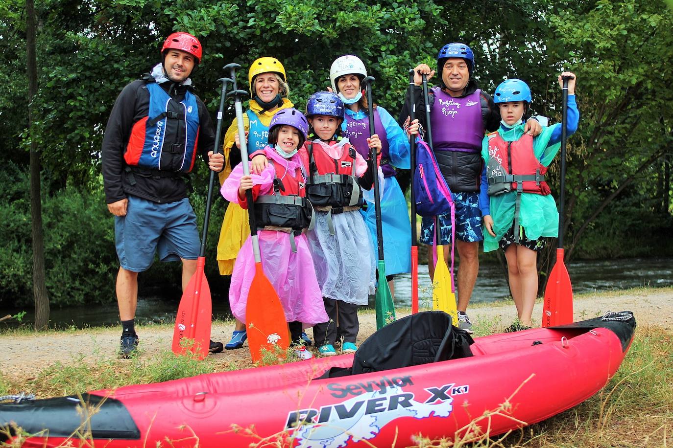 Más de un centenar de personas han participado en el descenso del río. 