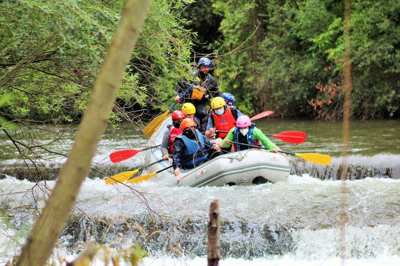 Más de un centenar de personas han participado en el descenso del río. 