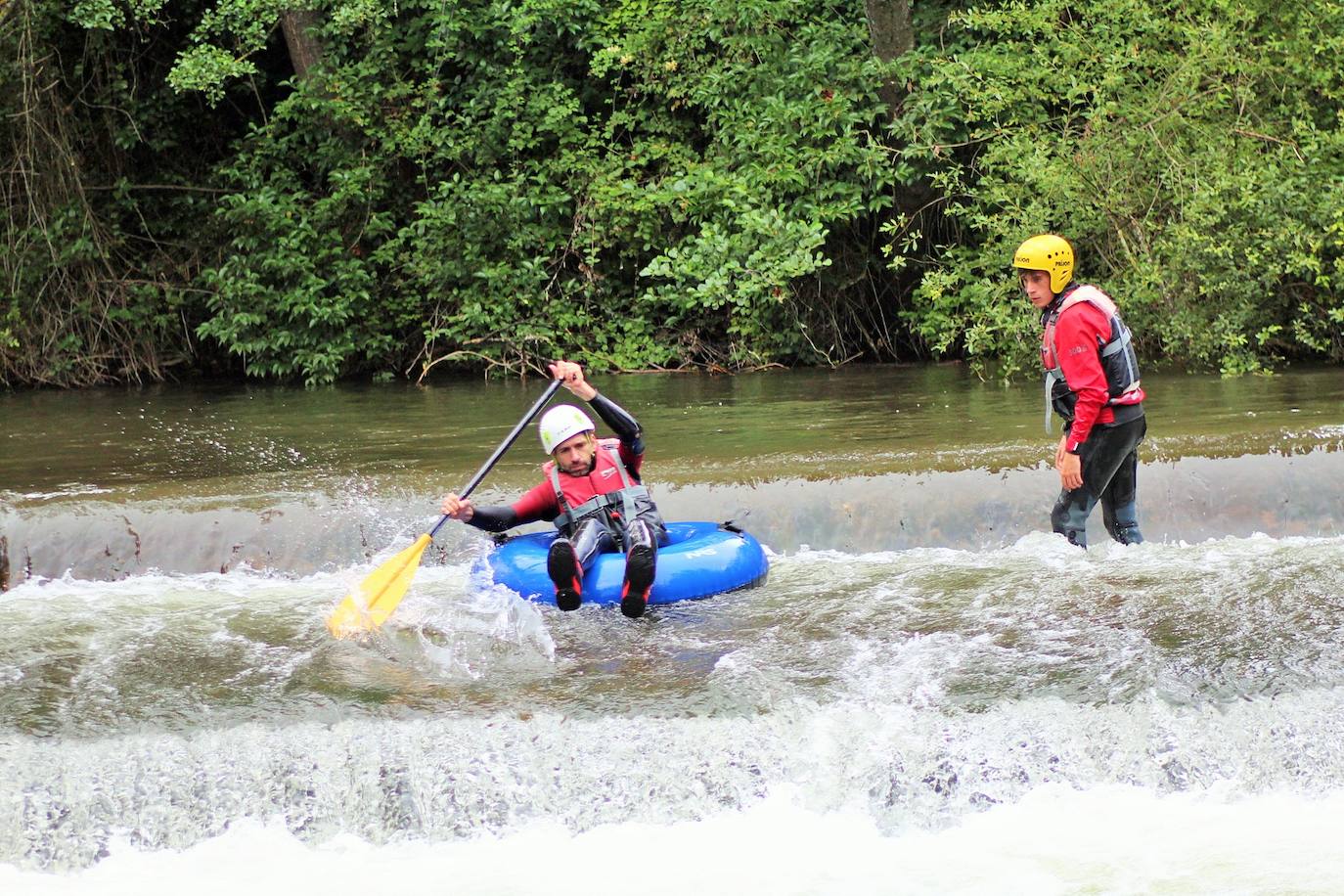 Más de un centenar de personas han participado en el descenso del río. 
