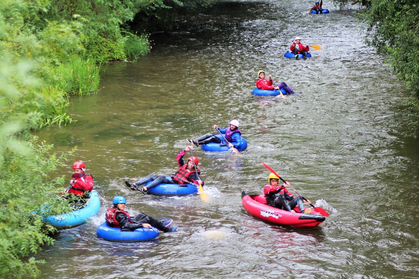 Más de un centenar de personas han participado en el descenso del río. 