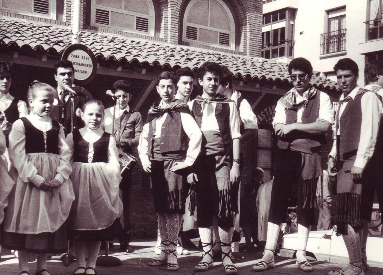 Grupo de danzas en la Plaza del Raso de Calahorra