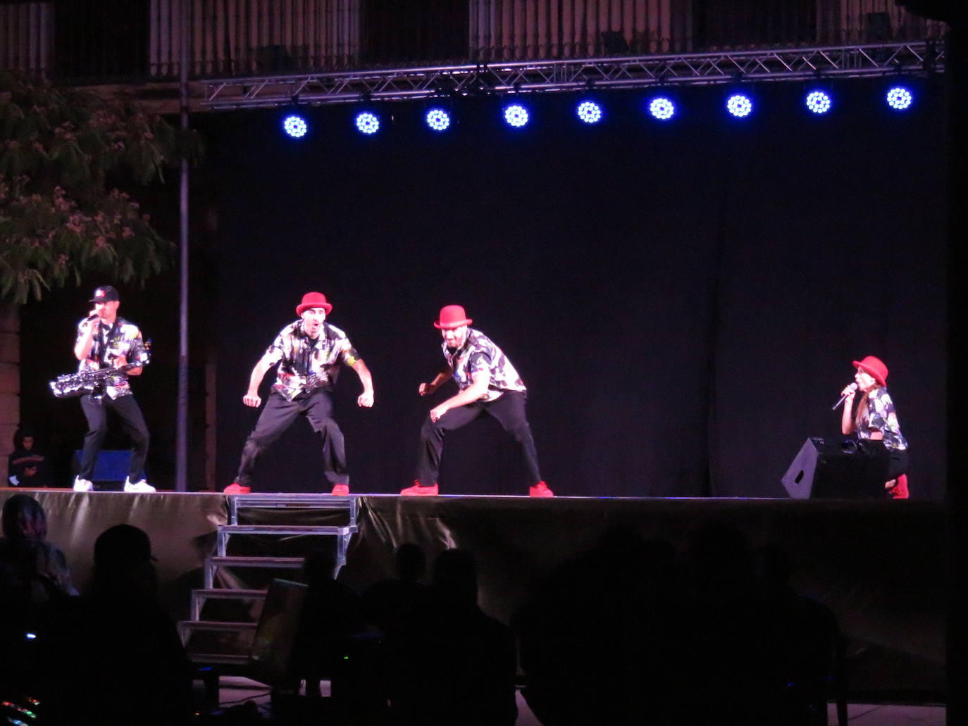 Artencalle, el Festival de Teatro, Circo y Artes de calle, ha convertido este fin de semana la plaza de España de Alfaro en un gran escenario al aire libre.