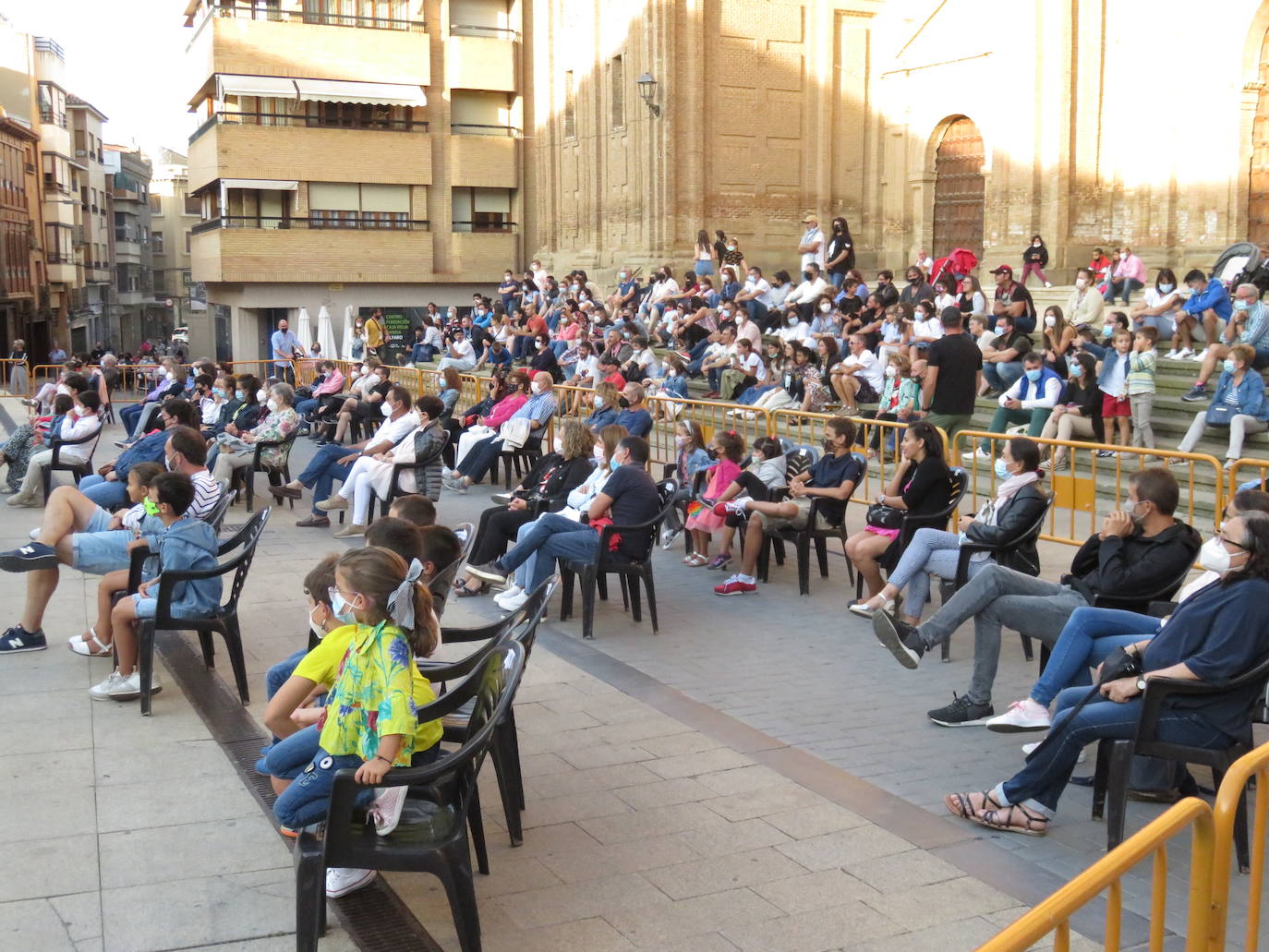 Artencalle, el Festival de Teatro, Circo y Artes de calle, ha convertido este fin de semana la plaza de España de Alfaro en un gran escenario al aire libre.